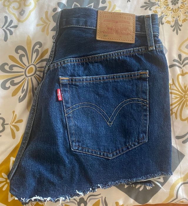 Pantalones cortos Levis sin estrenar.