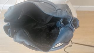 Bolso de piel azul, de Yanko