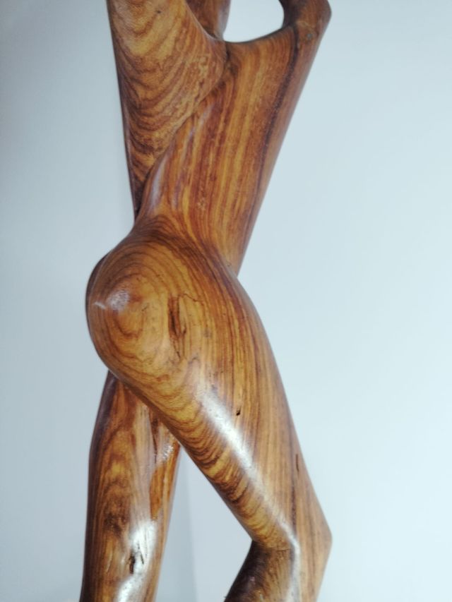 ESTATUA TALLADA A MANO