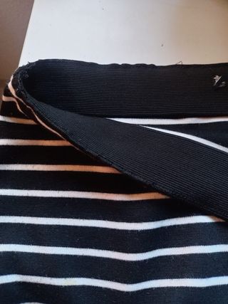 Falda ajustada Marefa con rayas blancas