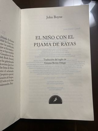 El niño con el pijama de rayas