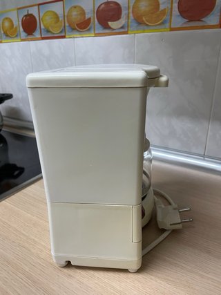 Cafetera sin jarra.