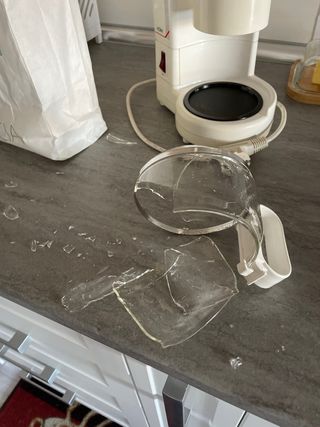 Cafetera sin jarra.