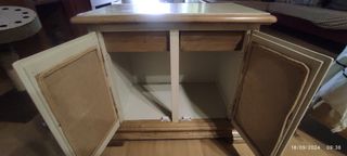 Mueble de madera maciza