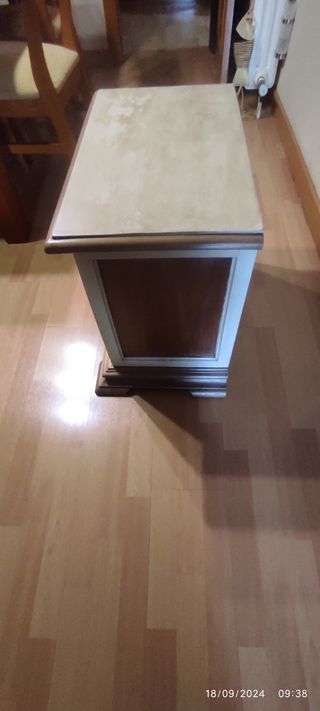 Mueble de madera maciza