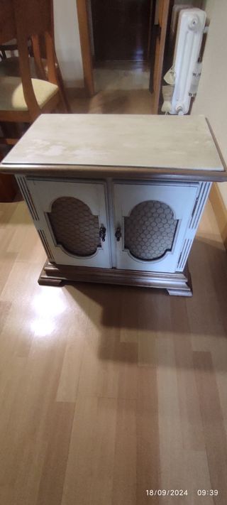 Mueble de madera maciza