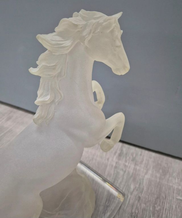 Caballo resina esmerilada