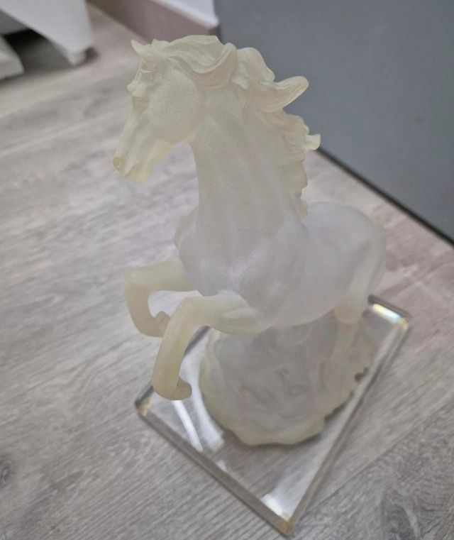 Caballo resina esmerilada