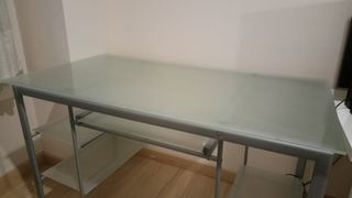 Mesa de oficina, escritorio u ordenador