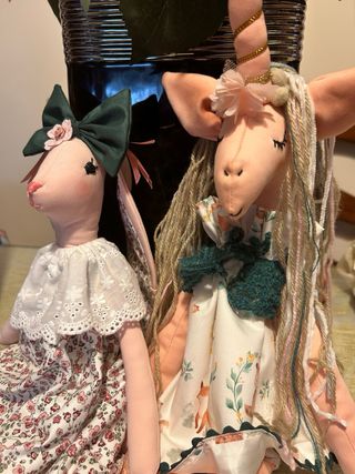 muñecas artesanas echas a mano .