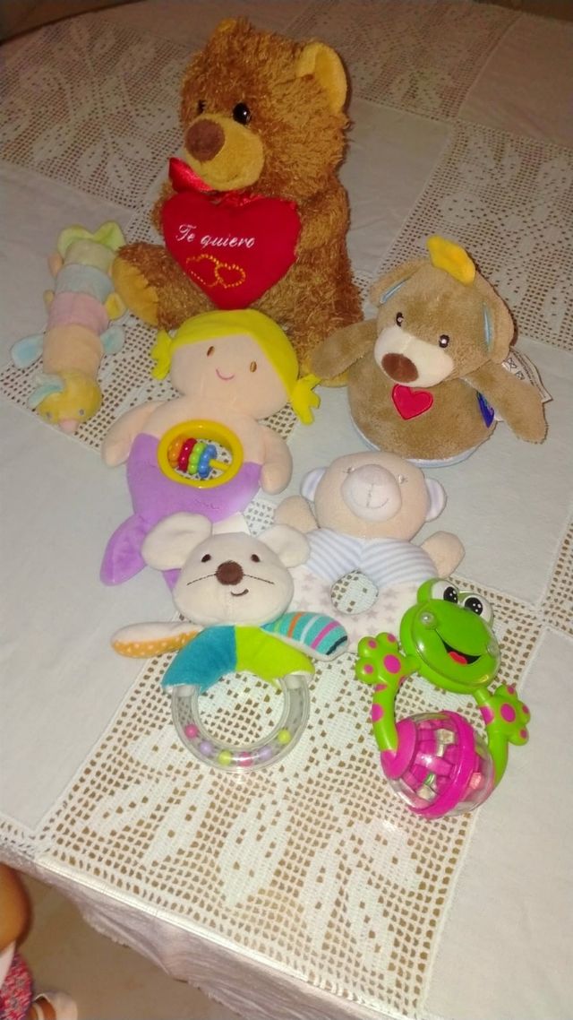 Lote de sonajeros y peluches