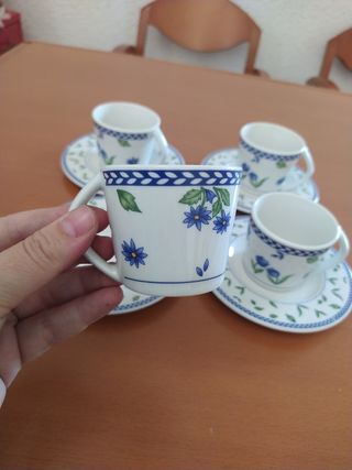 Cuatro tazizas con platito