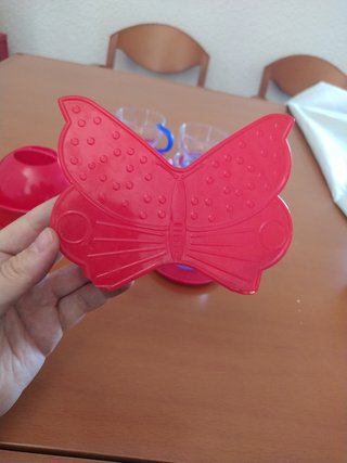 Tacitas azules y complementos rojos
