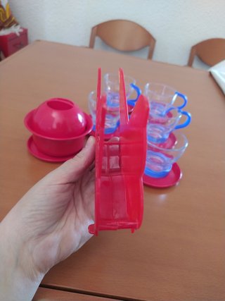 Tacitas azules y complementos rojos