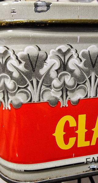 Caja metálica antigua