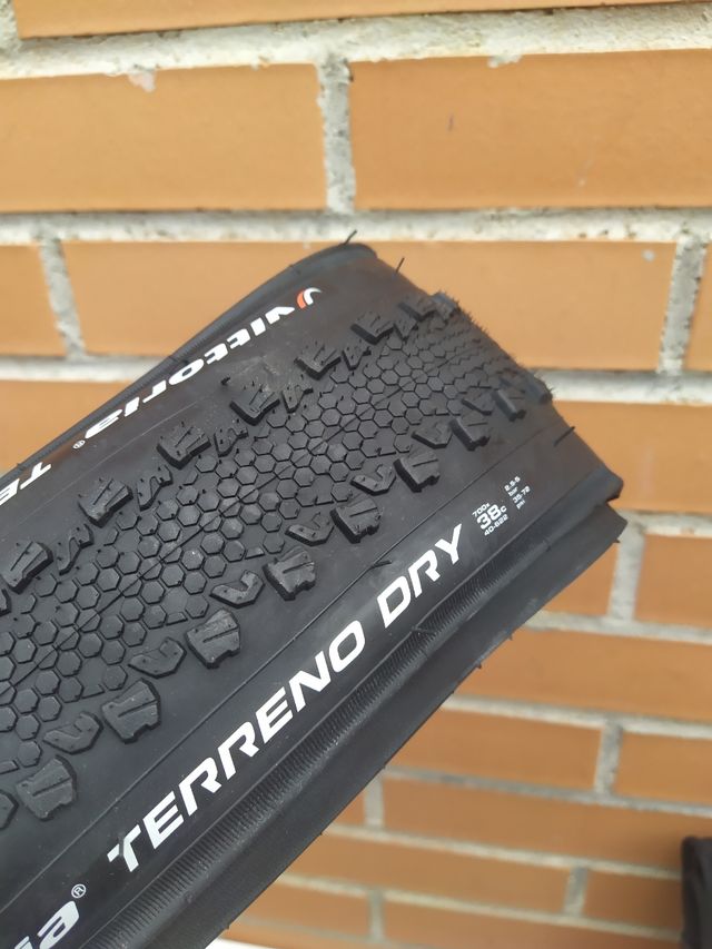 2 VITTORIA Terreno Dry 622x40-700x38c. Gravel.