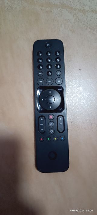 Decodificador Vodafone TV y mando.