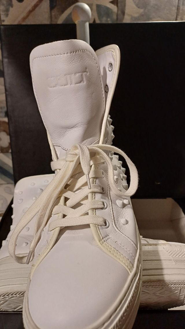 Cult tennis pelle bianca con borchie