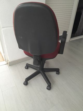 Silla escritorio con reposabrazos y ruedas
