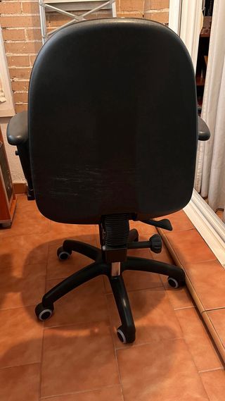 Escritorio estudio o trabajo y silla con ruedas.