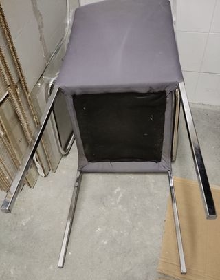 Silla tapizada de color gris