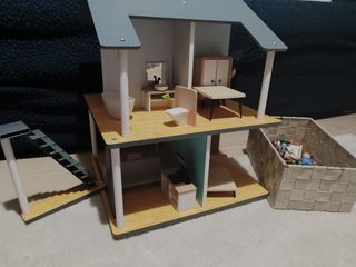 Casa con sus muñecos