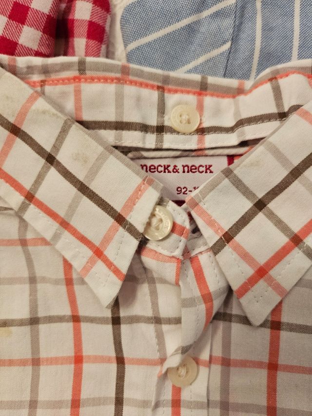 Camisa 4/5 años. Vendida la roja, azul cuadra y ra