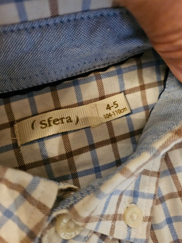 Camisa 4/5 años. Vendida la roja, azul cuadra y ra