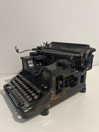 Máquina de escribir antigua Hispano-olivetti