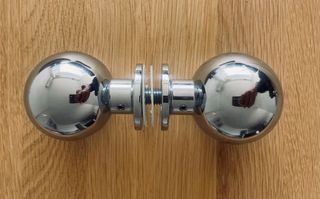 Manija de puerta de baño cromada