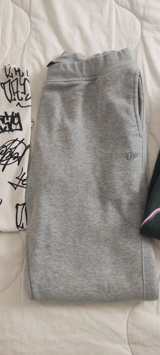 Conjunto sudadera, pantalón y camiseta