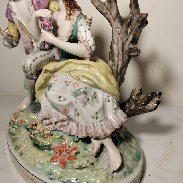 Figura Porcelana- Alemania- Enamorados- 20 cm.