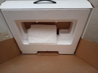 Ordenador MAC con su caja