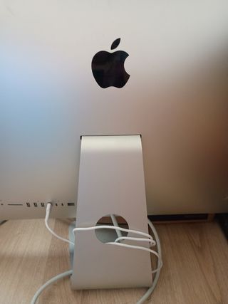 Ordenador MAC con su caja