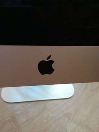 Ordenador MAC con su caja