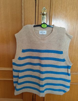 Chaleco beige a rayas azules