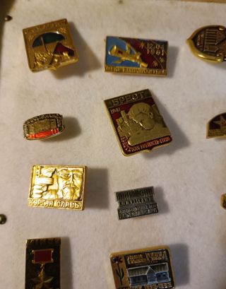 Lote de 97 insignias o pins Ejercito ruso.
