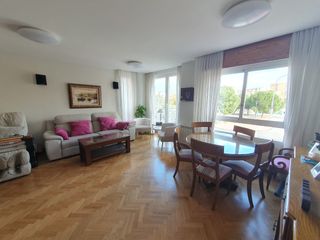 Conjunto mesa de comedor y 6 sillas roble