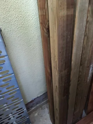 Pérgola, sets de vigas y uniones metálicas.