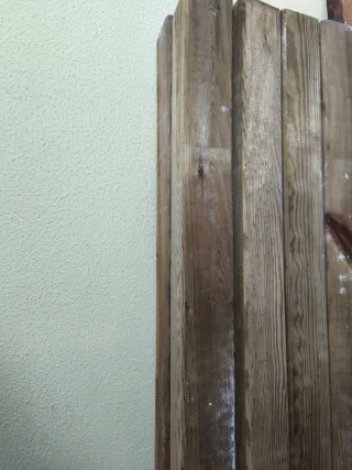 Pérgola, sets de vigas y uniones metálicas.