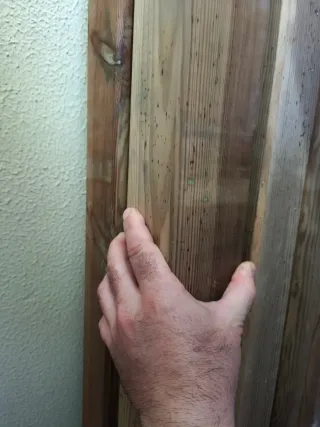 Pérgola, sets de vigas y uniones metálicas.