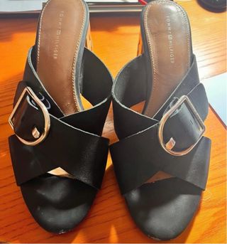 Sandalias negras con tacón dorado 
