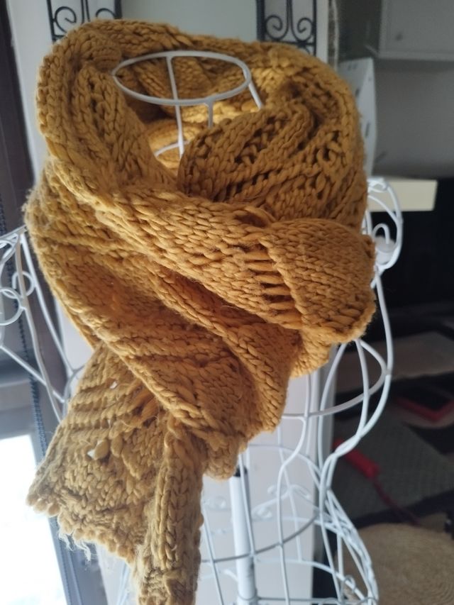 Bufanda punto calado .Color mostaza