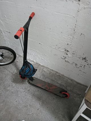 Patinete y casco con rodilleras