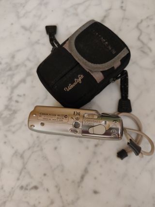 Cámara de fotos digital ...con funda..