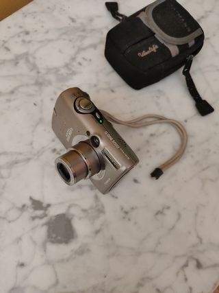 Cámara de fotos digital ...con funda..