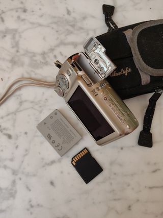 Cámara de fotos digital ...con funda..
