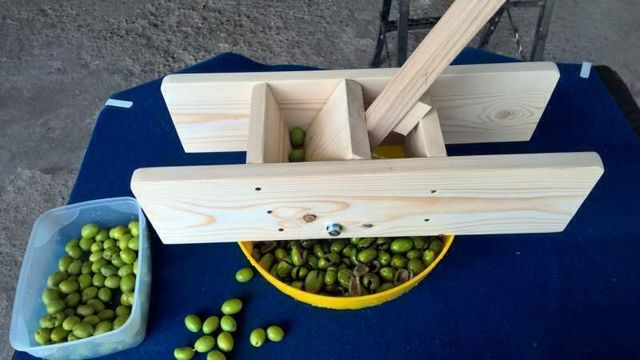 Schiaccia-olive artigianale regolabile