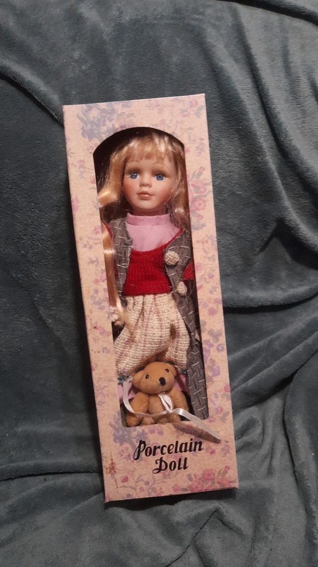 PRECIOSA MUÑECA DE PORCELANA