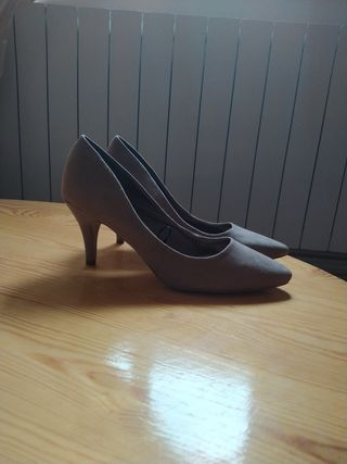 Zapatos beige 38 tacón y punta